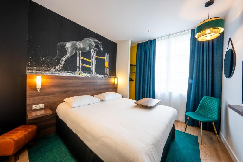 Standard Double Room image 4