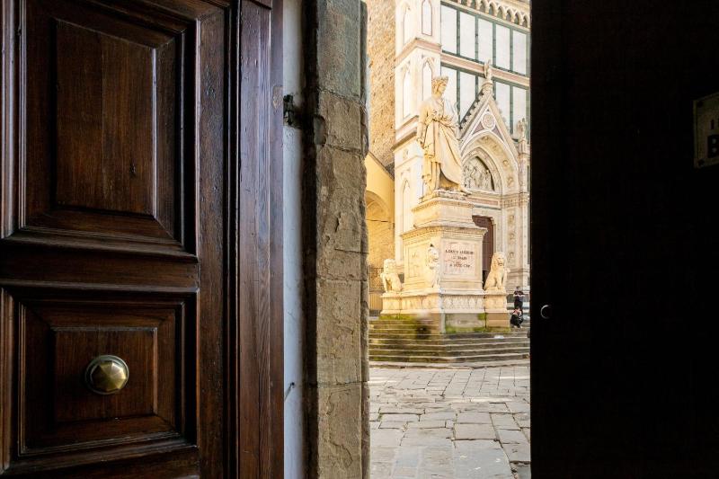 Santa Croce Dante's View Apartment with Terrace by Halldis - image 8