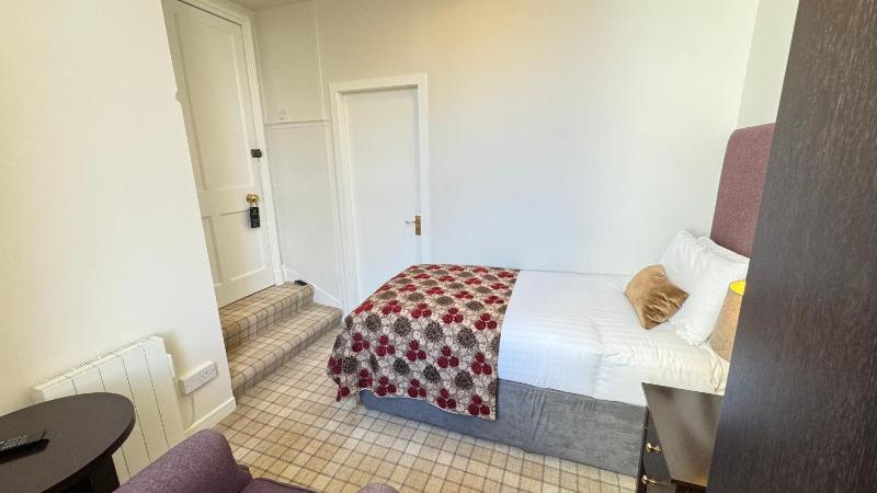 Single Room image 4