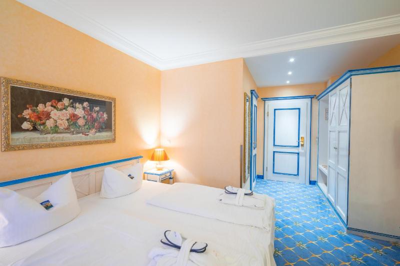 Double Room with Sea View image 1