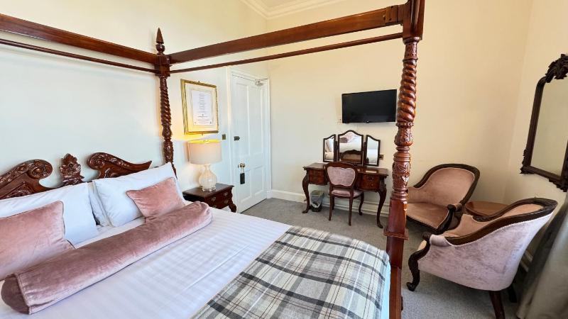 Deluxe Double Room with Sea View image 3