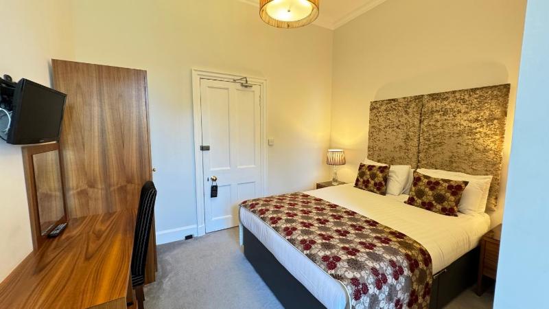 Standard Double Room image 3
