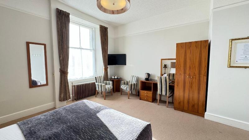 Standard Triple Room image 3