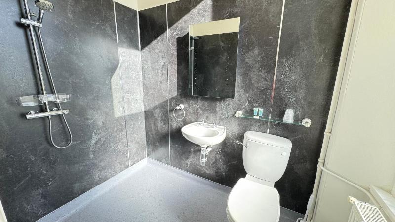 Standard Triple Room image 4