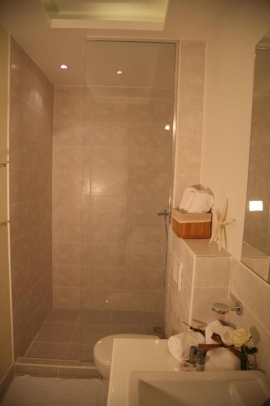 Twin Room image 4