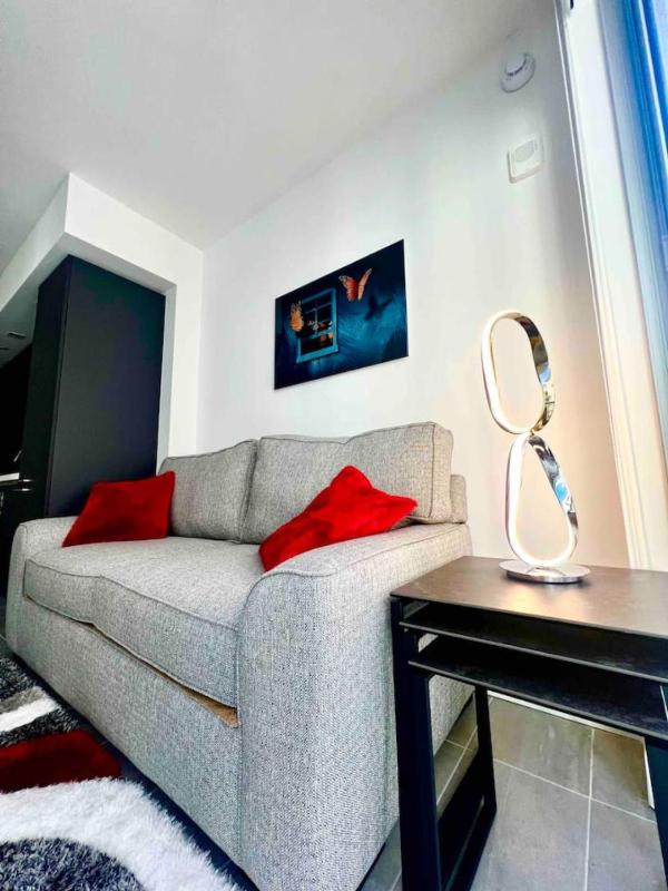 Modern Studio Downtown with Pool and Gym - image 10