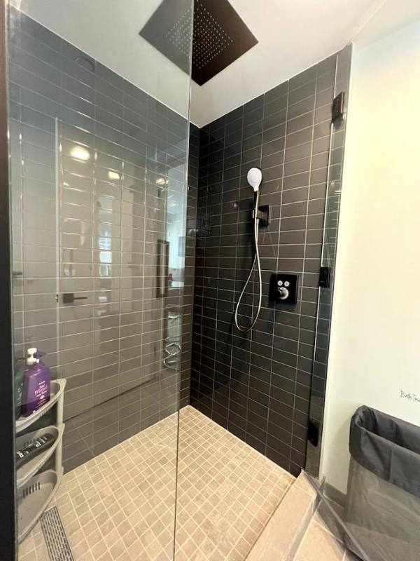 Modern Studio Downtown with Pool and Gym - image 9