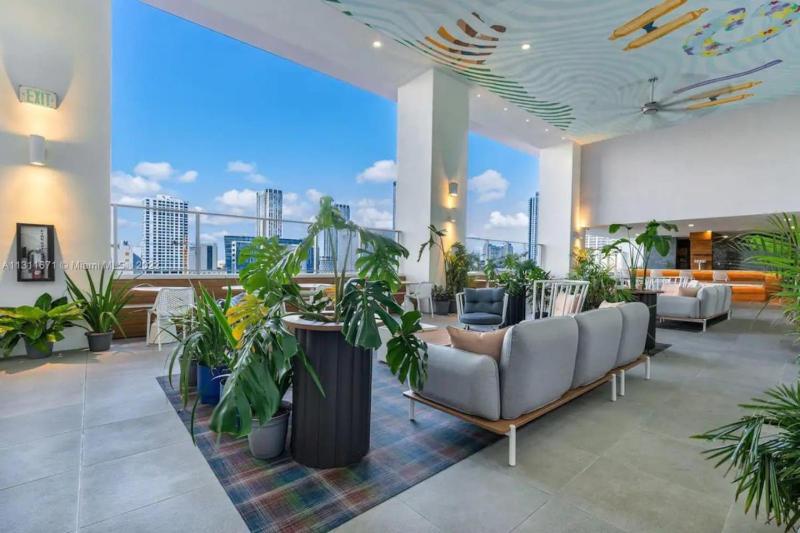 Modern Studio Downtown with Pool and Gym - image 2