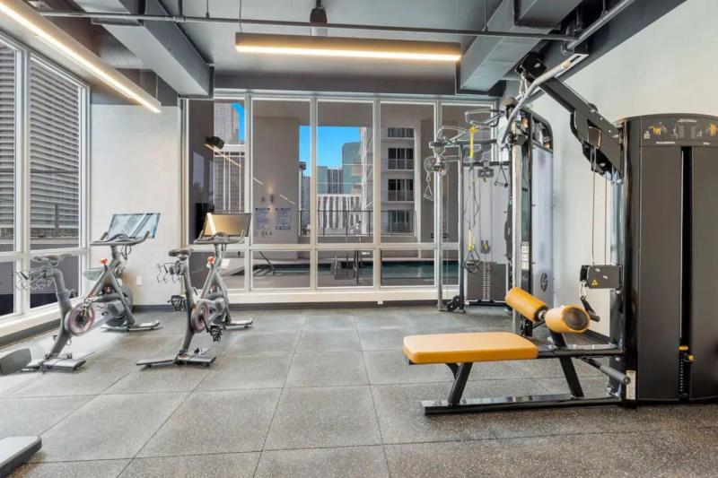 Modern Studio Downtown with Pool and Gym - image 16
