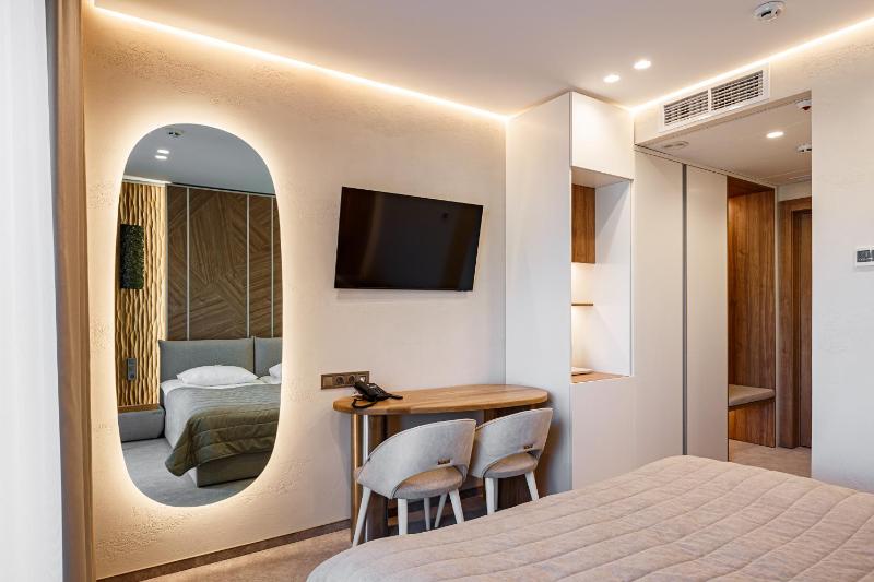 Standard Double Room with Spa Access  image 4