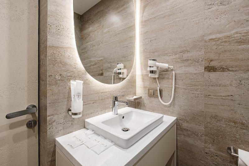 Standard Double Room with Spa Access  image 2
