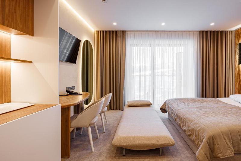 Junior Suite with Spa Access image 4