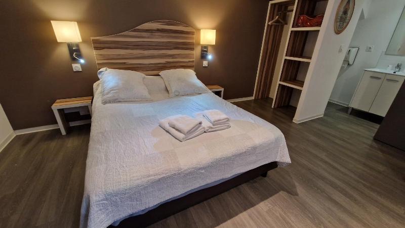 Double Room with Patio image 4