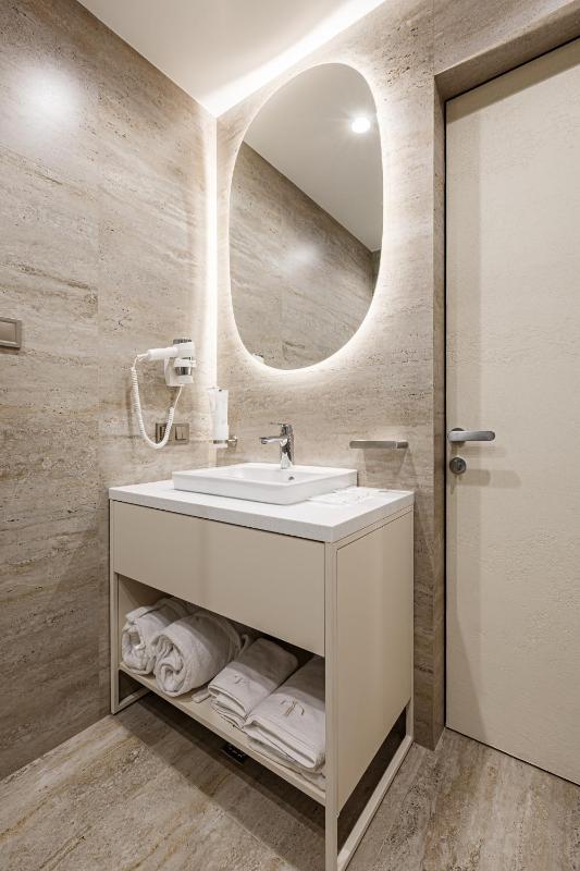 Junior Suite with Spa Access image 2