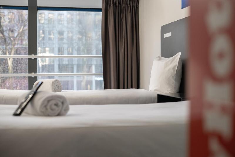 Twin Room image 4