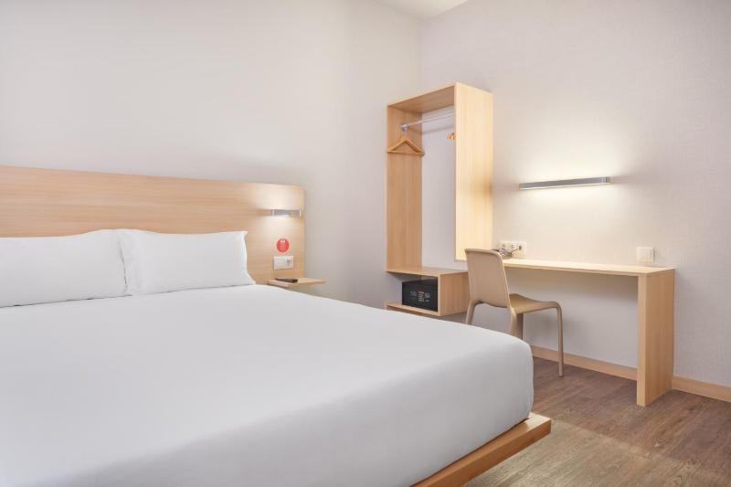 Standard Double Room image 4