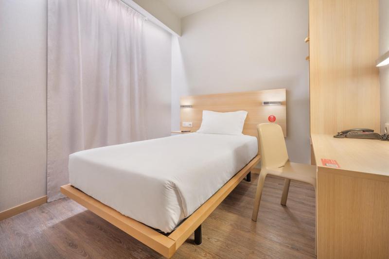 Single Room image 4