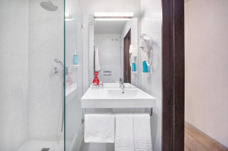 Standard Twin Room image 4