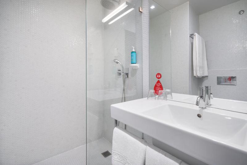 Standard Twin Room image 3