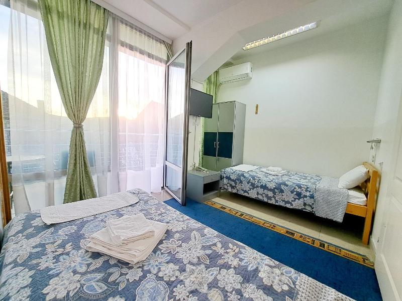 Twin Room with Shower image 3
