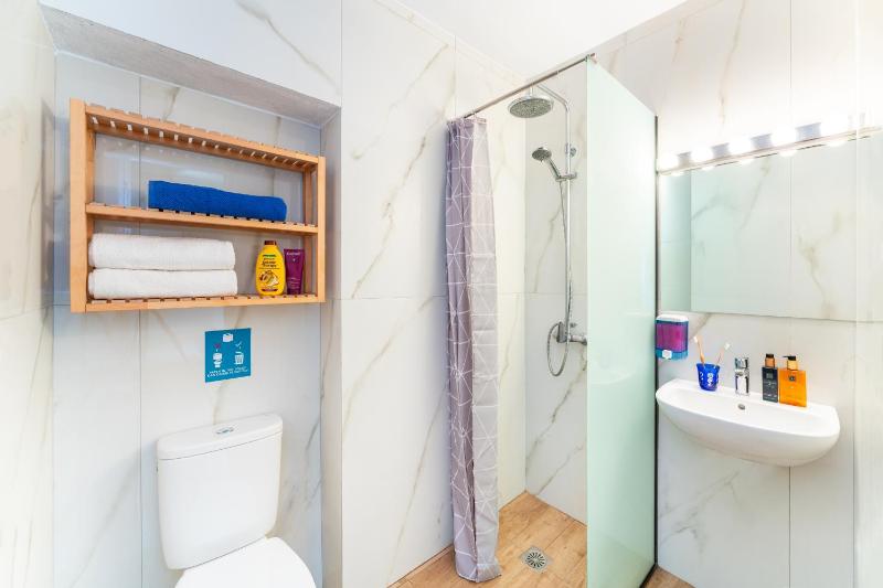 Triple Room with Shared Bathroom image 3