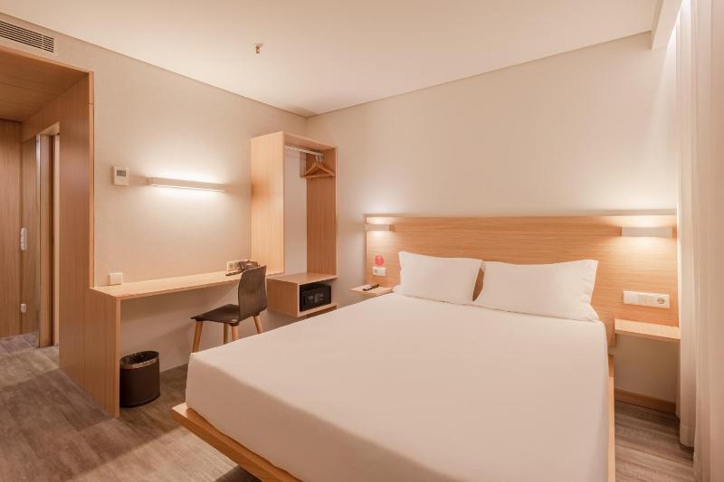 Standard Double Room image 3