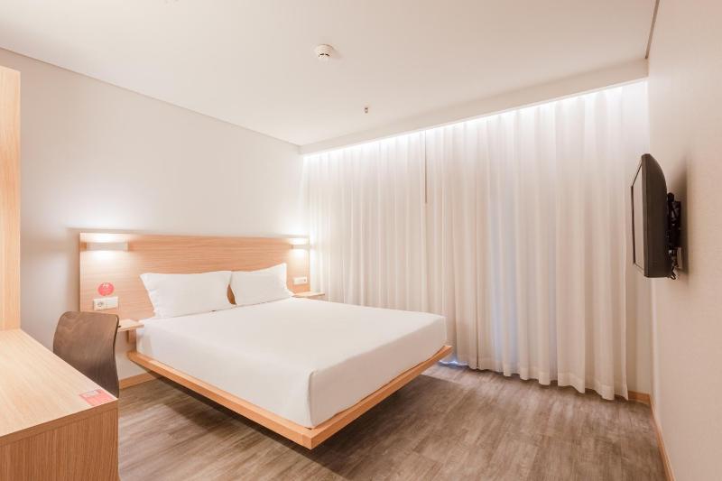 Standard Double Room image 4