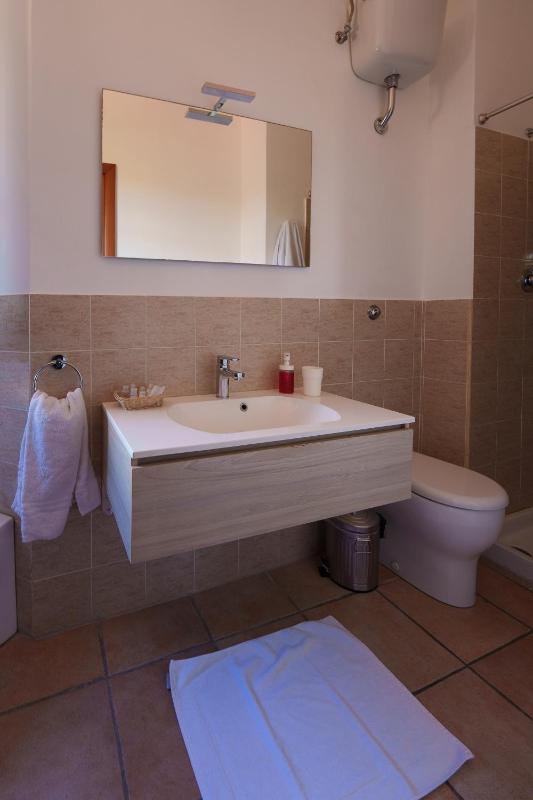 Quadruple Room with Lake View image 4
