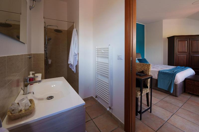 Quadruple Room with Lake View image 3