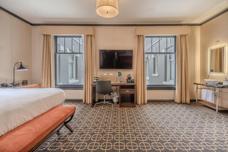 Junior King Suite with Seating Area image 3