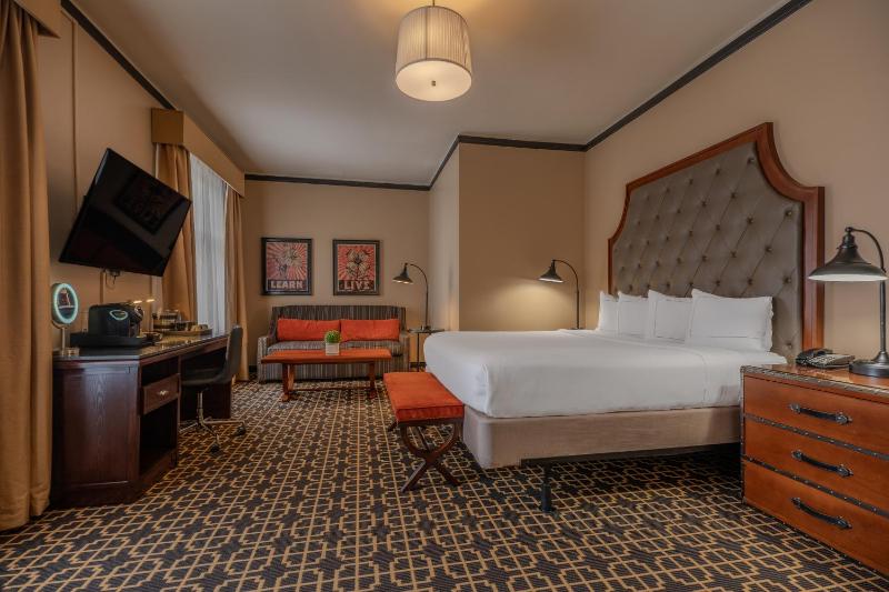 Junior King Suite with Seating Area image 2