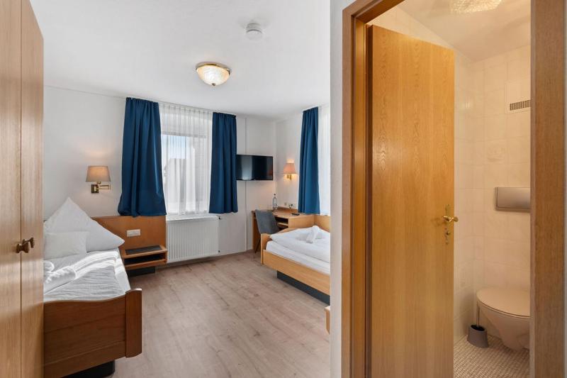 Standard Twin Room image 3
