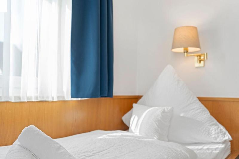 Standard Twin Room image 2