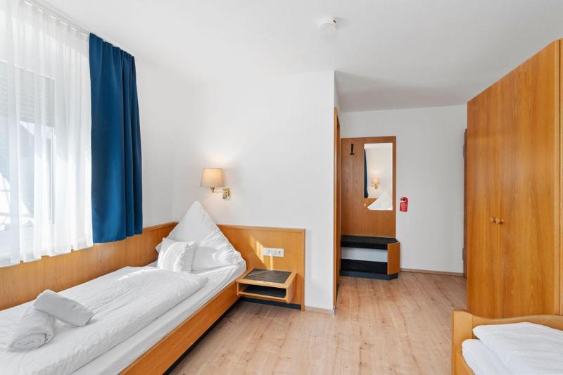 Standard Twin Room image 4