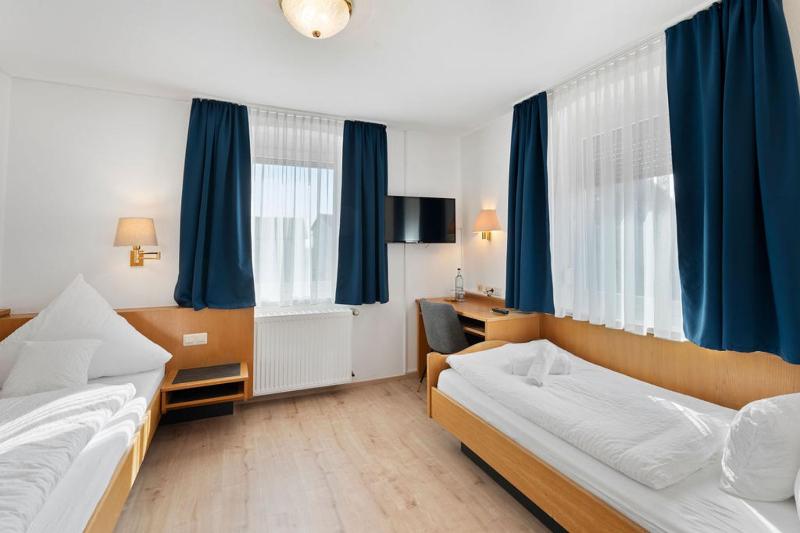 Standard Twin Room image 1