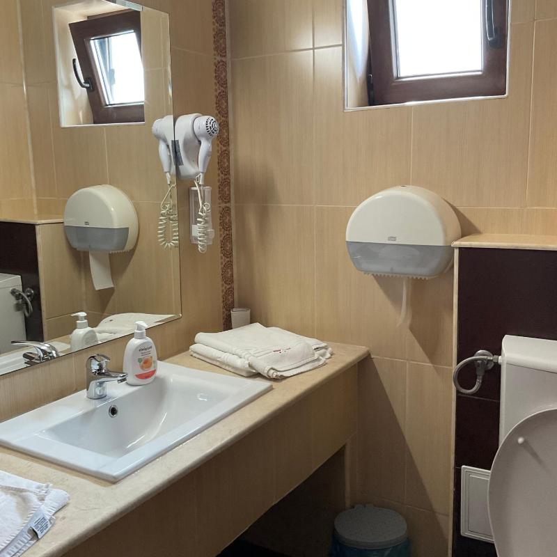 Double or Twin Room image 4