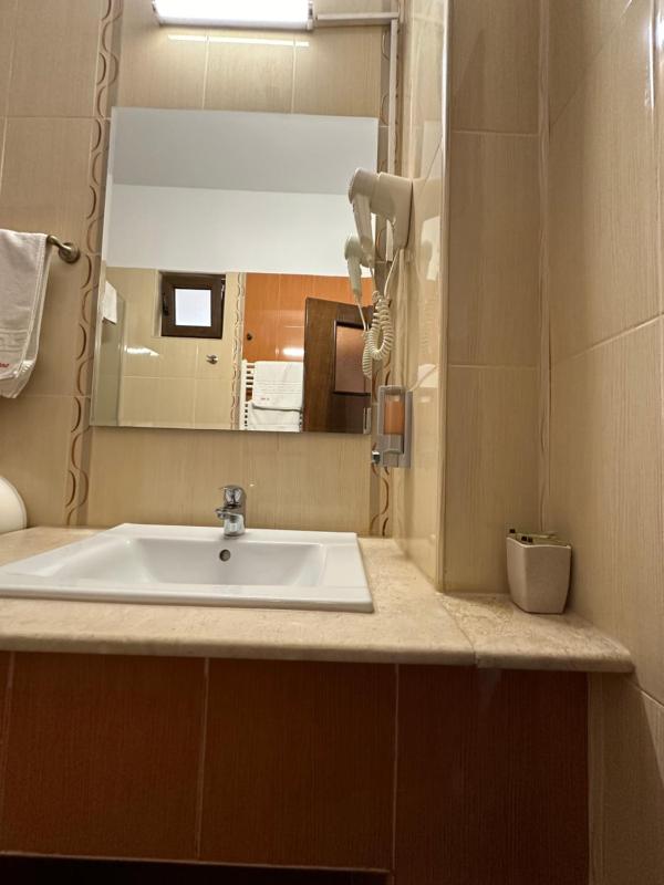 Double or Twin Room image 3