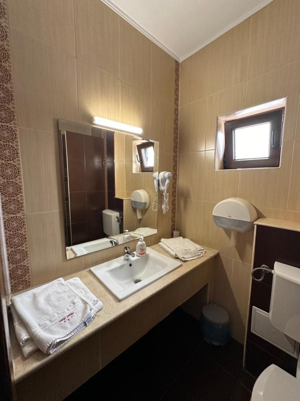 Twin Room image 4