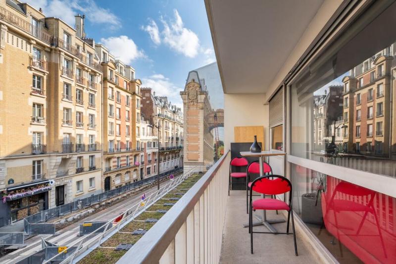Modern 2BD Apartment w BalconyMénilmontant - image 13