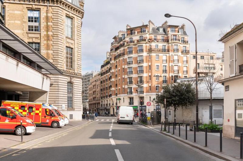 Modern 2BD Apartment w BalconyMénilmontant - image 10