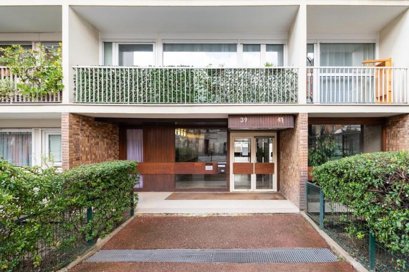 Modern 2BD Apartment w BalconyMénilmontant - image 16