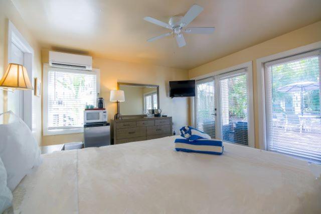 Queen Room with Pool View ( #106) image 2