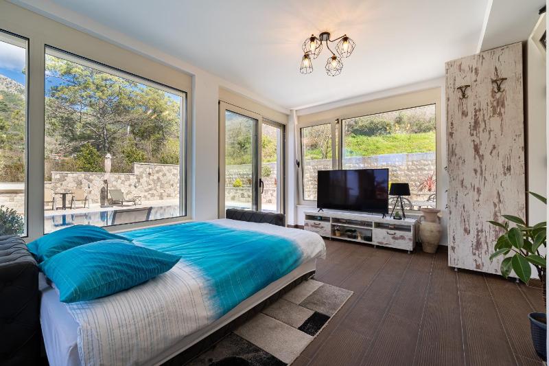 Majestic Apartment - image 9