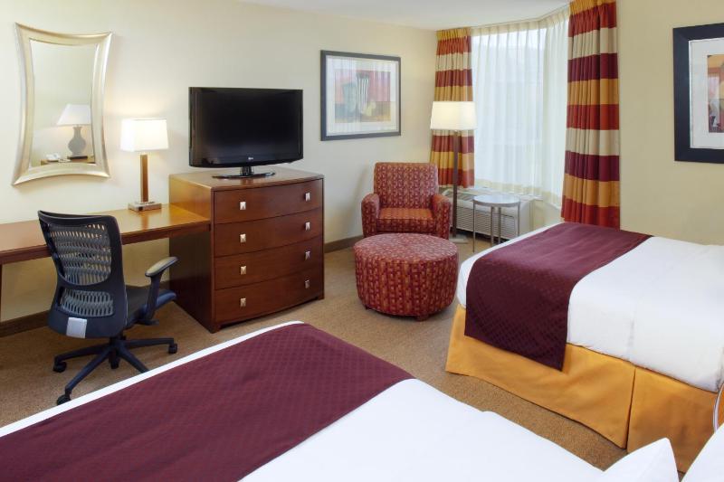 Queen Room with Two Queen Beds image 2
