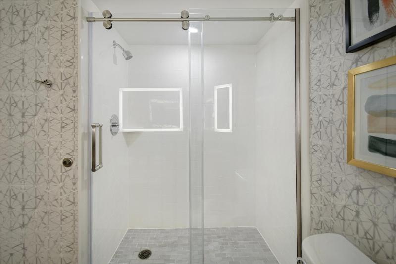 Premium King Room image 4