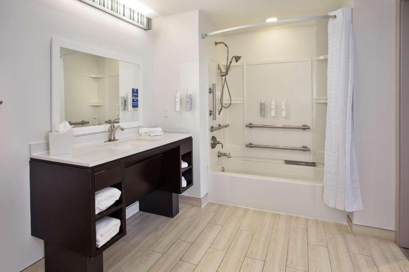 Queen Suite - Mobility Access/Non-Smoking image 2