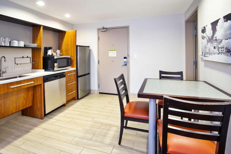 Queen Suite - Mobility Access/Non-Smoking image 3