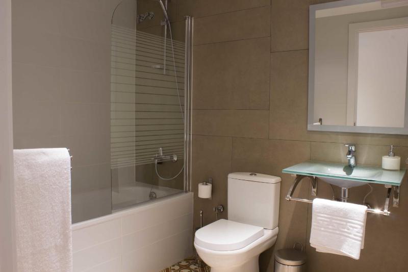 Triple Room with Private Bathroom image 2