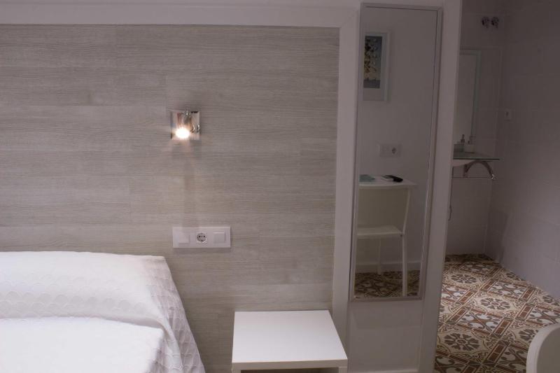 Single Room - Disability Access with Private Bathroom image 2