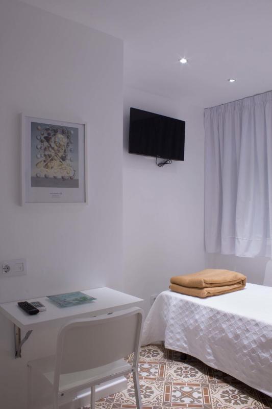 Single Room - Disability Access with Private Bathroom image 4